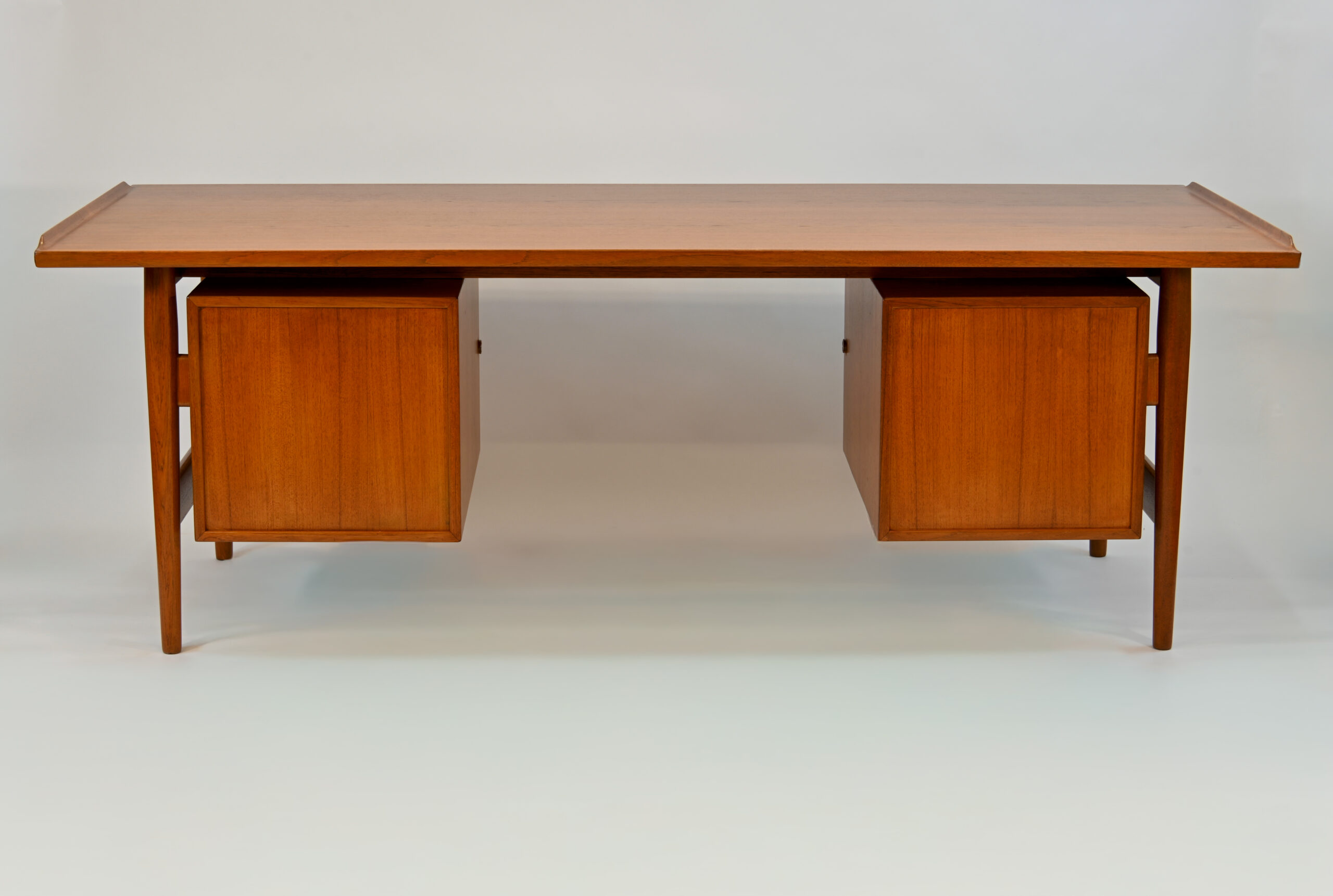 (1926–2009) est un designer danois emblématique du modernisme scandinave. Formé à l’Académie royale des beaux-arts de Copenhague, il fut l’élève de Finn Juhl. Il est surtout connu pour ses meubles en bois aux lignes organiques et élégantes. Ses buffets, bureaux et tables privilégient des formes douces et fonctionnelles. Son travail incarne parfaitement la sobriété et le raffinement du design danois des années 1950–60.